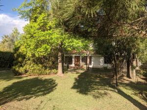 una casa con un patio con árboles y césped en Quinta Don Benito - Chacras de Coria- en Luján de Cuyo