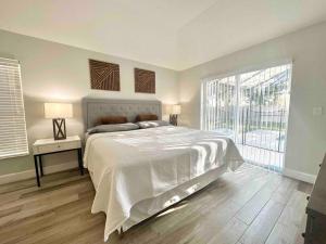 Cama ou camas em um quarto em Behemian 4Bd Villa w/ Pool at Solana Resort