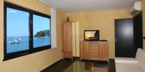 Pokój z dużym oknem z widokiem na wodę w obiekcie Apartments Ana City w Rovinj