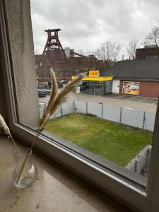 a feather in a vase sitting on a window sill at Nachbar des Weltkulturerbes Zeche Zollverein! GE1R in Essen