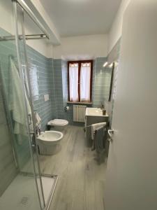 un bagno con due lavandini e una doccia di Una notte sul colle a Recanati Altre 31 foto