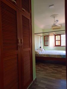 een kamer met een slaapkamer met een bed en een raam bij Villa privée avec garden à bord de plage in Cotonou