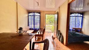 ein Wohnzimmer mit einem Tisch und einem Sofa in der Unterkunft El Manantial de Corcovado in Dos Brazos