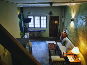 een woonkamer met een bank en een tafel bij LEJU 21 樂居 Explore Malacca from a riverside house in Melaka