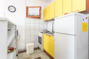 Kuchyňa alebo kuchynka v ubytovaní Apartment Seget Vranjica 1038b