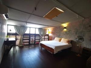 een slaapkamer met een bed en een groot raam bij LEJU 21 樂居 Explore Malacca from a riverside house in Melaka