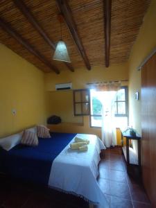 - une chambre avec 2 lits et une fenêtre dans l'établissement La Casa de la Abuela Tilcara, à Tilcara