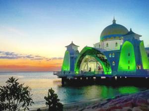 una moschea su un molo vicino all'acqua di LEJU 21 樂居 Explore Malacca from a riverside house a Malacca