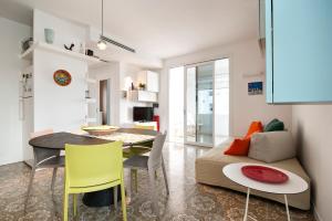 sala de estar con mesa y sofá en Comfort a 150 mt dal mare, en Torre dell'Orso