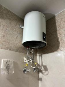 een witte watertank op de muur van een badkamer bij Kharga Kunj Staycation in Darjeeling +12 foto's