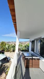 - un balcon offrant une vue sur l'océan dans l'établissement Madeira Panoramic Villa- Promoção 2 ou 3 semana, à Funchal