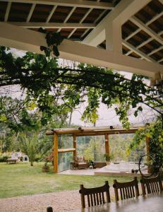 einen Pavillon mit einem Tisch und Stühlen im Hof in der Unterkunft La Belle Provence in Itaipava