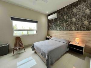 1 dormitorio con cama y ventana en Amplia casa de 5 habitaciones, estilo, confort y diseño único garantizados, en Monterrey