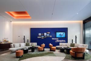 Televiisor ja/või meelelahutuskeskus majutusasutuses Hampton by Hilton Guangzhou Xintang