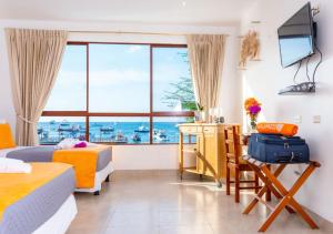 巴克里索莫雷諾港的住宿－La Zayapa Hotel，酒店客房设有两张床和电视。