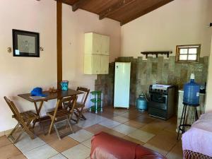 salon ze stołem i kuchnią w obiekcie Canto Guardian - Suavidade e paz no cerrado w mieście Pirenópolis