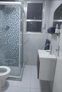W łazience znajduje się prysznic, toaleta i umywalka. w obiekcie Copacabana Av princesa isabel y atlantica w mieście Rio de Janeiro