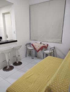 una habitación con una clase con una mesa y un espejo en Copacabana Av princesa isabel y atlantica, en Río de Janeiro