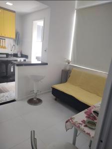 Habitación pequeña con cama y cocina en Copacabana Av princesa isabel y atlantica en Río de Janeiro
