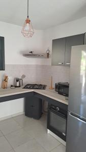 A kitchen or kitchenette at La Kay Cassi