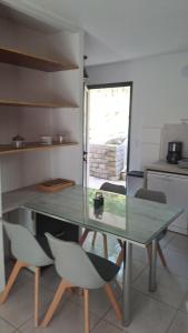 A kitchen or kitchenette at La Kay Cassi