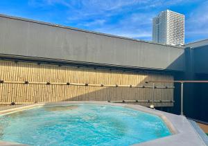 札幌市にあるアパホテル〈TKP札幌駅北口〉EXCELLENTの建物前の大型スイミングプール