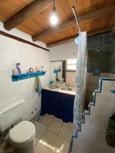 un baño con inodoro y lavabo en Casa Sol y Luna, en Villa General Belgrano