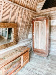チャングーにあるHappy Days Villaの木造の部屋(ドア、窓付)