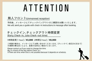 un panneau indiquant l'attention avec un homme marchant avec des bagages dans l'établissement Totonou & GIVE Nakano Sakaue, à Tokyo