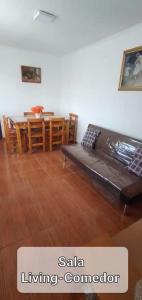 sala de estar con mesa y sofá en Departamento a pasos de Cavancha, en Iquique