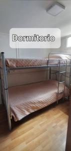 two bunk beds in a room with the words dominato at Departamento a pasos de Cavancha in Iquique