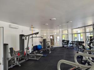 une salle de sport avec de nombreux tapis roulants et machines dans l'établissement Green Park Punta del Este, à Punta del Este