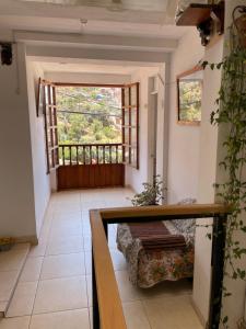 einen Flur mit einem großen Fenster und einem Tisch in der Unterkunft Big Vacation Hostel in Cusco