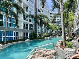 Bazén v ubytování Centara Avenue Residences 1 bedroom Pattaya Center near beach shopping mall nebo v jeho okolí