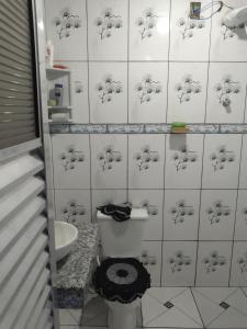La salle de bains est pourvue de toilettes et d'un lavabo. dans l'établissement Casa da teka, à Pedro de Toledo
