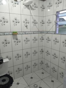 - une salle de bains avec des murs carrelés blancs ornés de maquettes d'éléphants dans l'établissement Casa da teka, à Pedro de Toledo