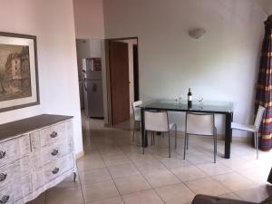 a dining room with a black table and chairs at Bueno y amplio apartamento en el barrio mas cool del Mundo , Laureles in Medellín