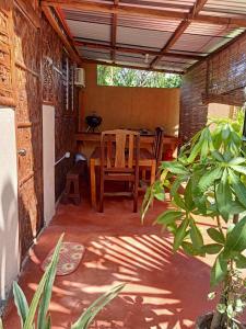 une terrasse avec une table et des chaises. dans l'établissement Panglao Vacation Home, à Panglao