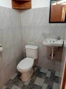 La salle de bains est pourvue de toilettes et d'un lavabo. dans l'établissement Panglao Vacation Home, à Panglao