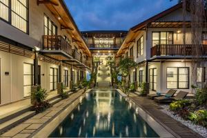 un patio con piscina en un edificio en Paripadi Studio Canggu, en Canggu