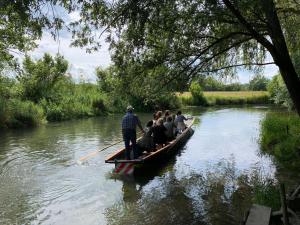 eine Gruppe von Menschen in einem Boot auf einem Fluss in der Unterkunft Lissi Apartment nur 5 Min vom Europa Park und direkt am Naturschutzgebiet in Kappel-Grafenhausen