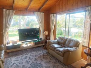 的住宿－Casa Oasis PlayaBosque，带沙发和平面电视的客厅