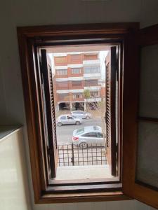 una ventana con vistas a un aparcamiento en Hostel Sauce en Mar del Plata