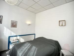 Posteľ alebo postele v izbe v ubytovaní Studio idéal, proche Thermes, Lamalou les Bains, calme, animaux acceptés, wifi - FR-1-451-179