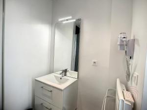 Kúpeľňa v ubytovaní Studio idéal, proche Thermes, Lamalou les Bains, calme, animaux acceptés, wifi - FR-1-451-179