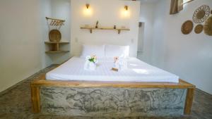 En eller flere senge i et værelse på Serenity Hotel