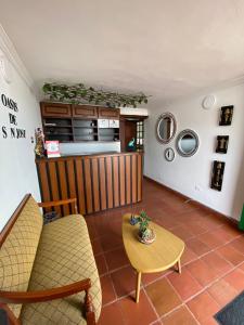 uma sala de estar com mesa e cadeiras em Oasis san José de la villa em Villa de Leyva