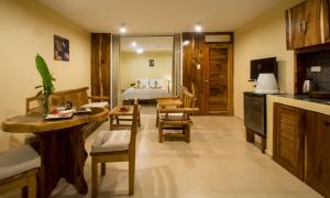 un soggiorno con cucina e una camera da letto di Boracay Amor Apartment a Boracay