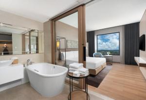 Koupelna v ubytování Holiday Inn & Suites Rayong City Centre by IHG