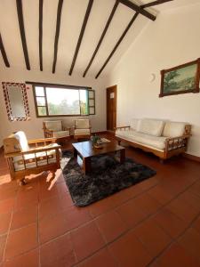 sala de estar con sofá y mesa en Oasis san José de la villa, en Villa de Leyva